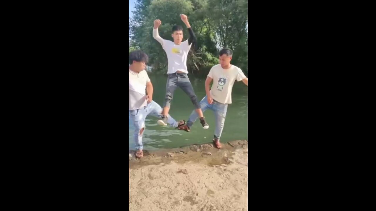 😂Chinese funny video 😂🤣 #Chinese comedy #prankvideo #shorts #viral #rumble #trending #shortsvideo