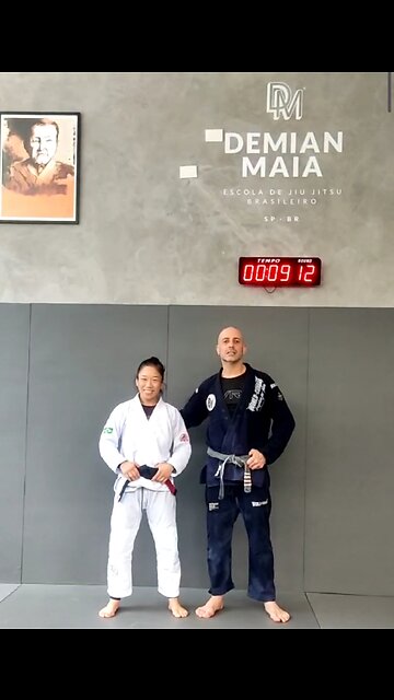 Brazilian jiu-jitsu loop guard technique with a knee bar