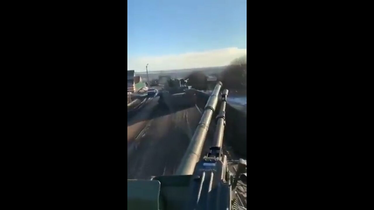 Heavy Tanks crossing Russian border into Ukraine