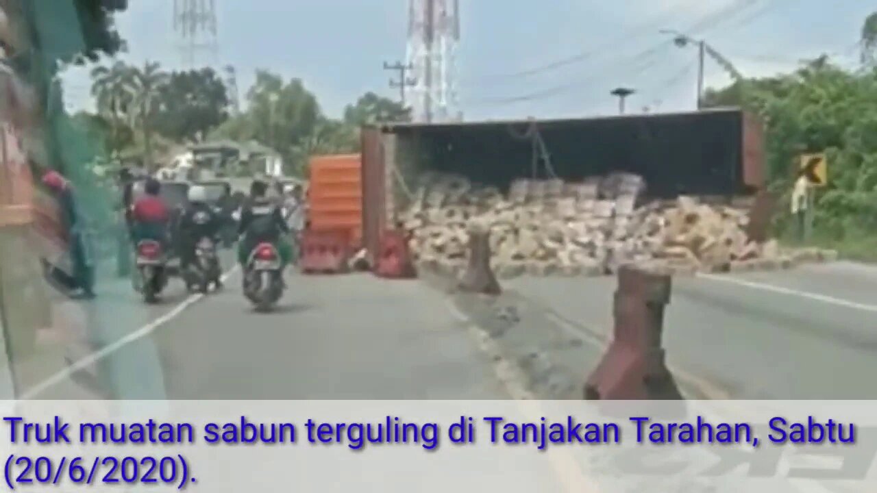 Truk Fuso Muatan Sabun Terguling di Tanjakan Tarahan