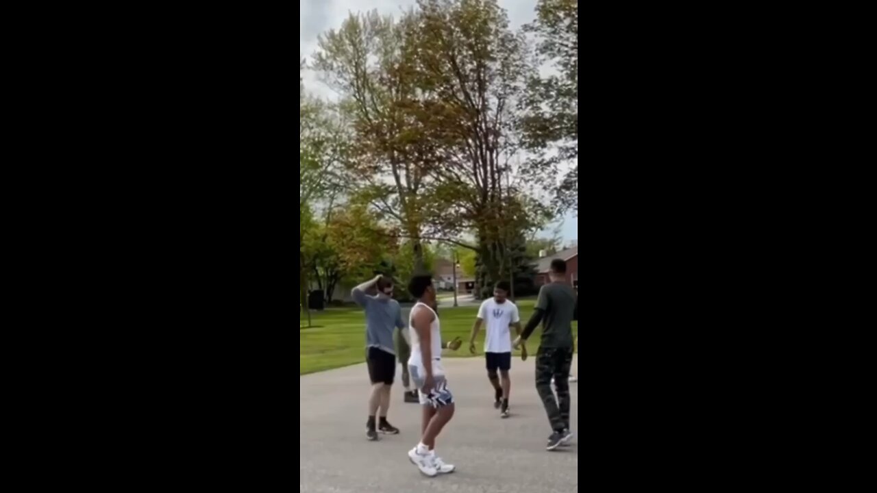 Nerdy white dude gains respect from hoopers at the park!🏀