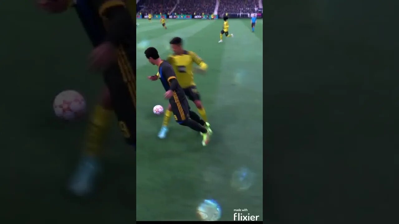 Chiesa nutmegs Dortmund defender || FIFA 22