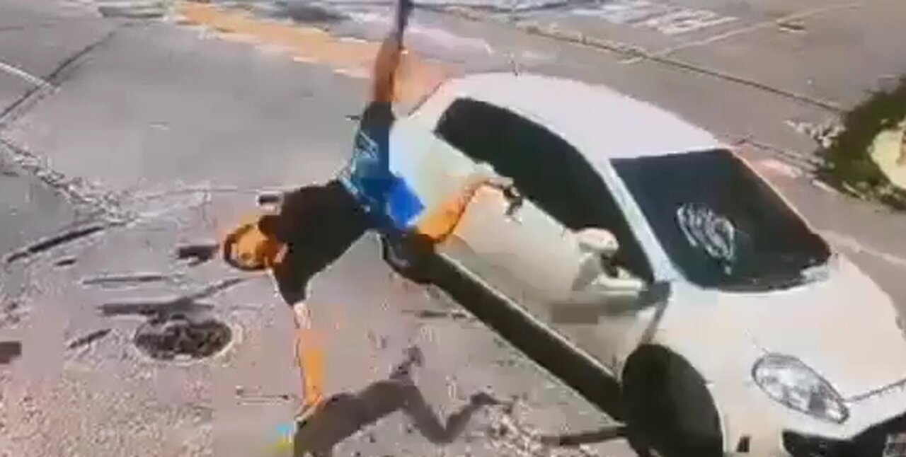 CRIMINAL FLEEING FROM POLICE GETS INTO A BRUTAL ACCIDENT