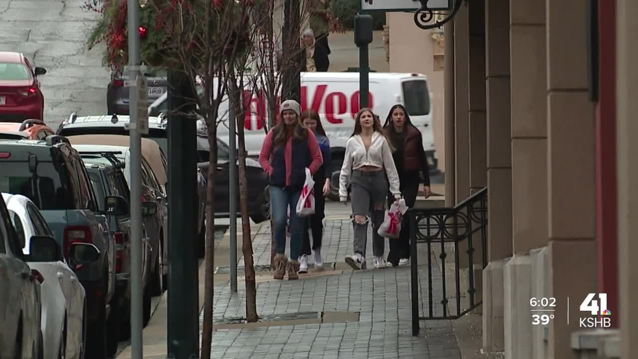 Last minute Kansas City shoppers try to beat Christmas deadline, looming snowstorm