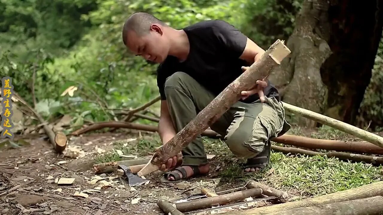 Man lives in the rain forest all year round and uses natural tree holes as shelter/Episode12