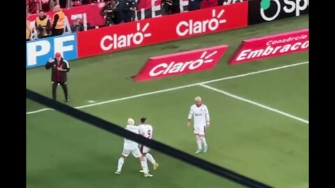 Pedro marcando golaço de bicicleta e indo comemorando perto da torcida do Athletico PR