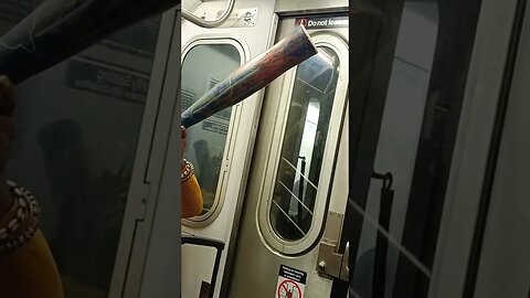 #Bodymechanicnyc Lloyd Leary #Playing #INSTRUMENT called #didgeridoo #subway #music #nyc #austria