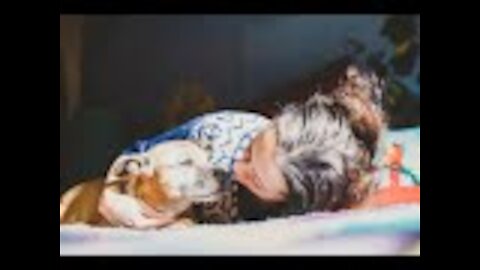 This woman sleep with a rescue dog on the floor - She will make you cry if you know the reason