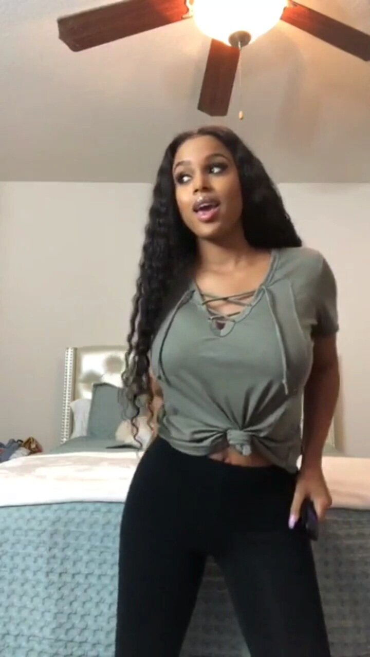 Kiyomi Leslie Dancing in legging