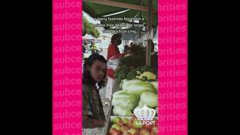 Meme - Harry Styles Fazendo feira num subúrbio qualquer do Brasil