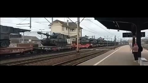 A large echelon of military equipment, including M109A6 Paladin and PzH 2000 self-propelled howitzers, was spotted at the Gnezdo railway station in Poland