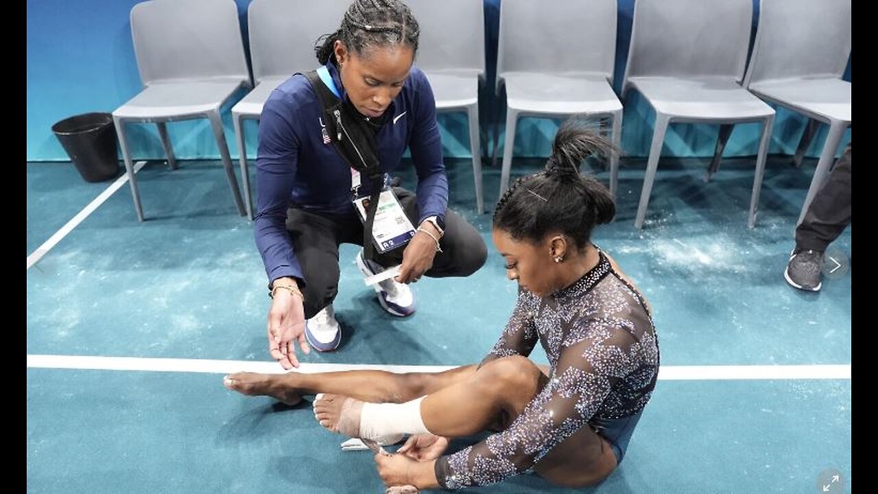 Simone Biles hurts her leg in Olympic gymnastics 2024