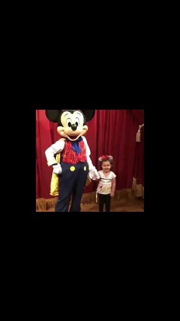 Conheci o Mickey pessoalmente na disney - I met Mickey personally at disney #shorts #linda #bebe