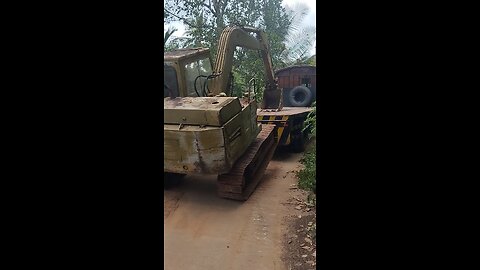 mitsubishi MS70 excavator uploading to ashoke Leland truck.....