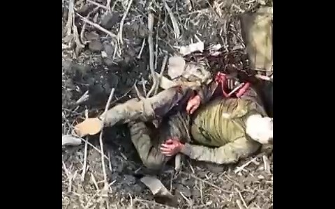 #Sad moment ⚡️🇷🇺 A wounded #Russian accepts dеath and makes one last religious