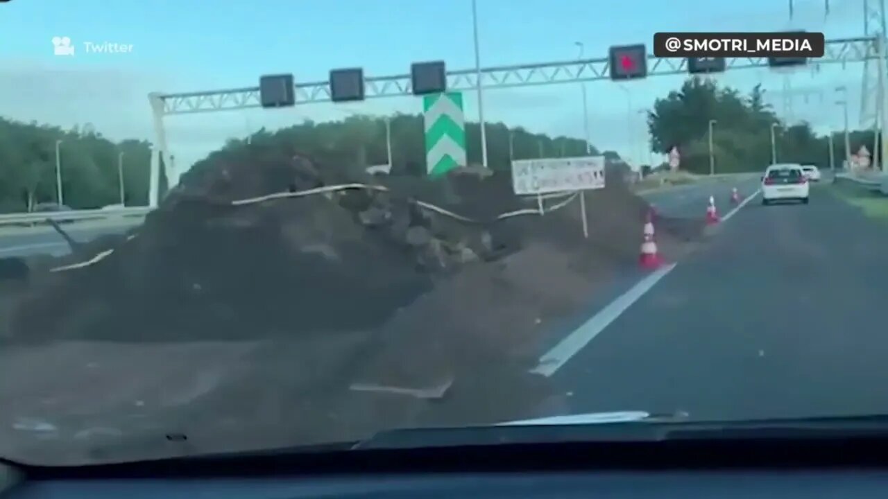 💢Netherlands! Farmers continue to protest by throwing manure & hay on roads.