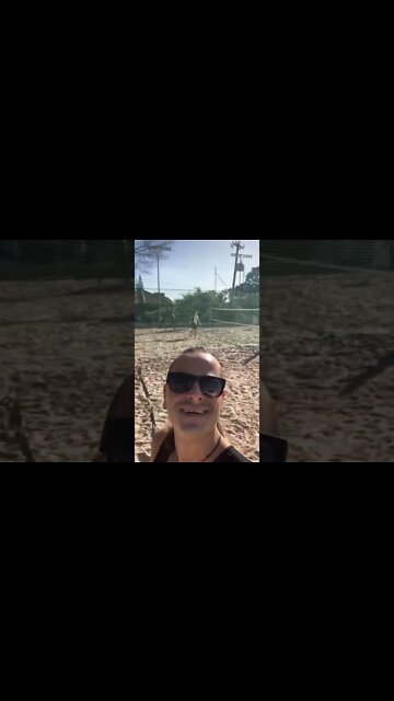 Dia de jogar um vôlei em família, meninos contra meninas, quem será que ganhou?