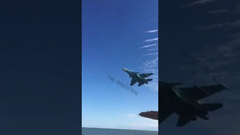 🇷🇺 Fascinating Video Of A Russian Su-34 Flying Over The Beach Of Primorsko-Akhtarsk.