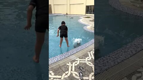 نصر ويوسف في المسبح / القفزة العجيبة in the swimming pool #shorts