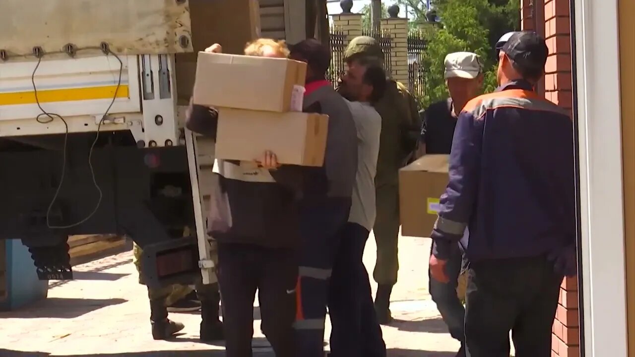 Russian Troops Deliver More Than 20 Tonnes Of Humanitarian Aid To Izyum, Kharkov Region