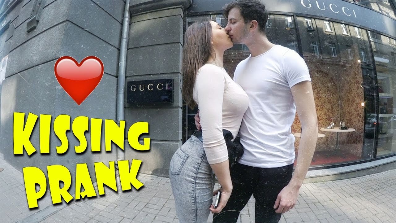 Kissing Prank: ПОЦЕЛУЙ С НЕЗНАКОМКОЙ | РАЗВОД НА ПОЦЕЛУЙ