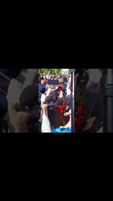 Посла рашистів в Польщі облили червоною фарбою і розповіли правду.