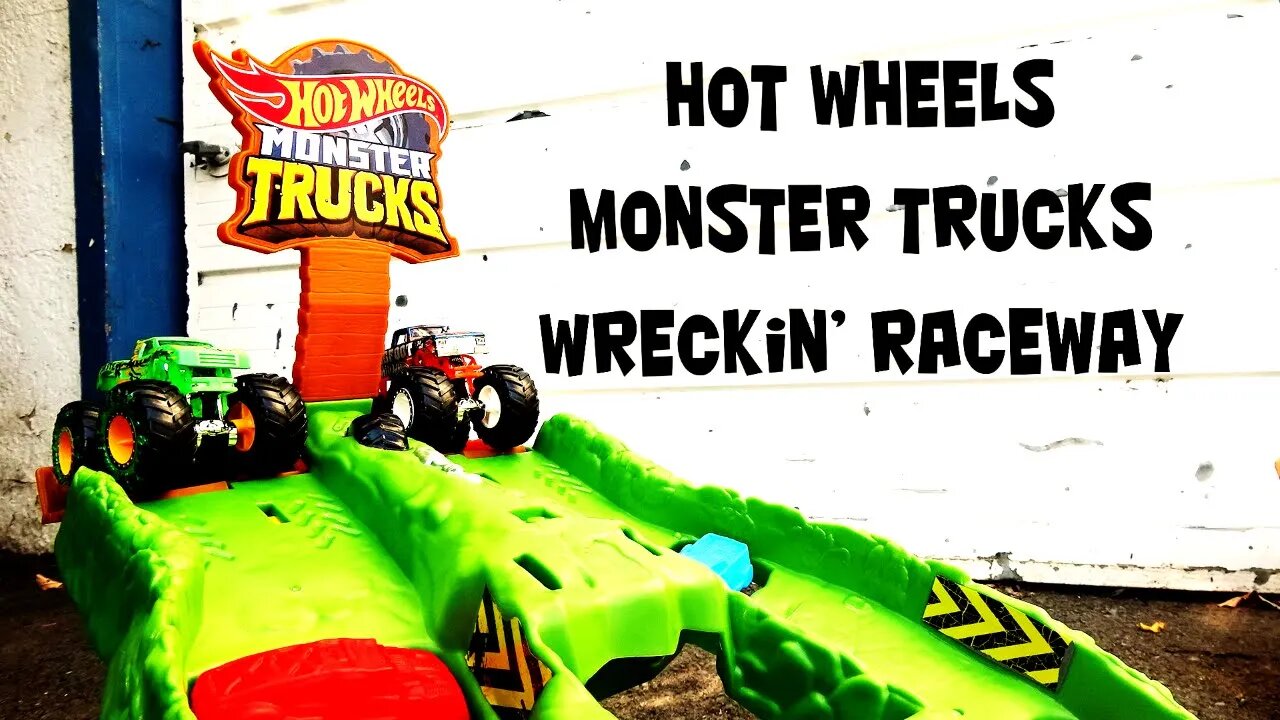 Hot Wheels Monster Trucks Wreckin' Raceway