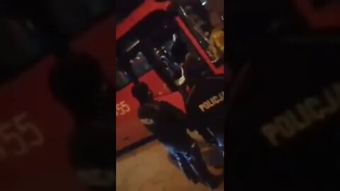 ⚡️Вот так поляки встречают украинских беженцев.Курва, едь обратно и защищай свою Украину".