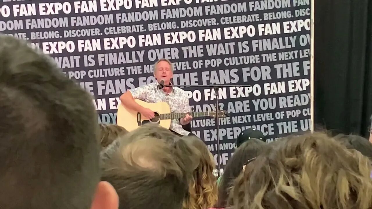 Dallas FanExpo: Billy Boyd sings his song from LOTR