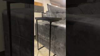 Na compra do nosso modelo de sofá Holanda ganhe grátis essa mesinha de apoio lateral