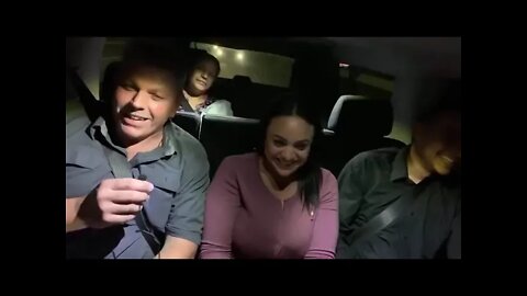 Dando testimonio mientras se trasladan. Padre Luis Toro.