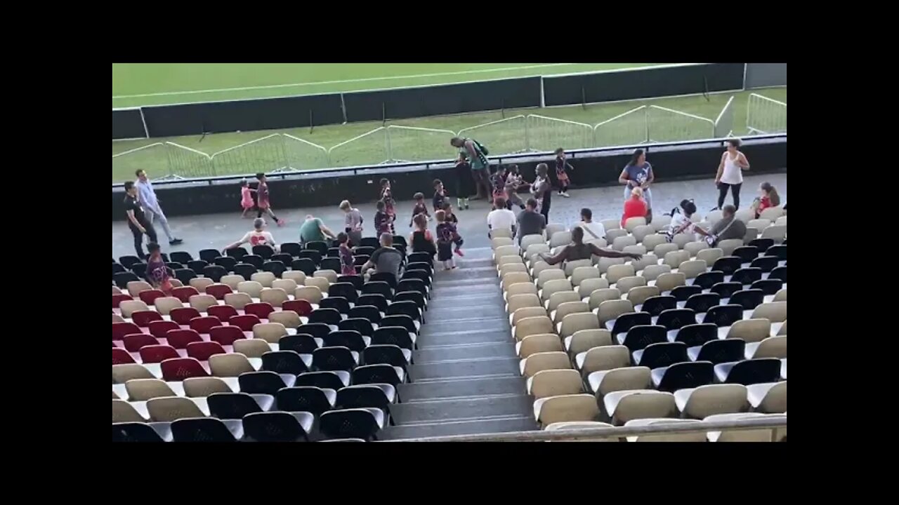 Criançada cantando o grito de Casaca em São Januário