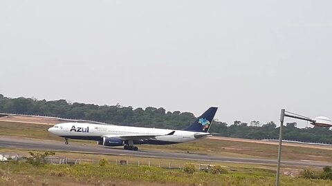 Airbus A330 PR-AIX taxiando após pousar em Manaus vindo de Campinas