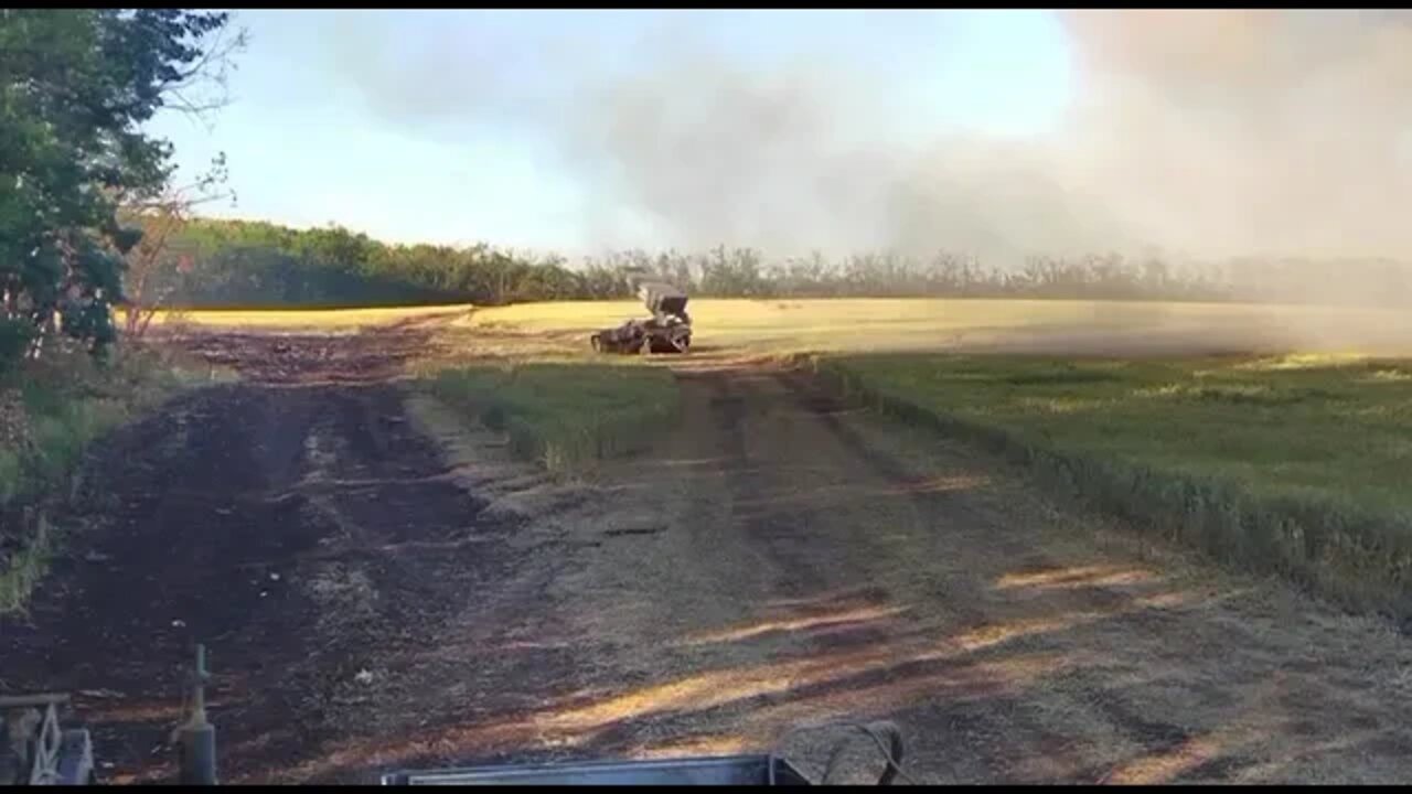 🇷🇺🇺🇦 Russian TOS-1A "Solntsepyok" MLRS Burning Out Hohols On The Front