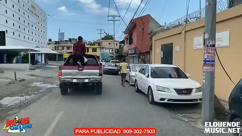 TIRANDOLE CUBETA DE AGUA ALA PERSONA EN LA CALLE