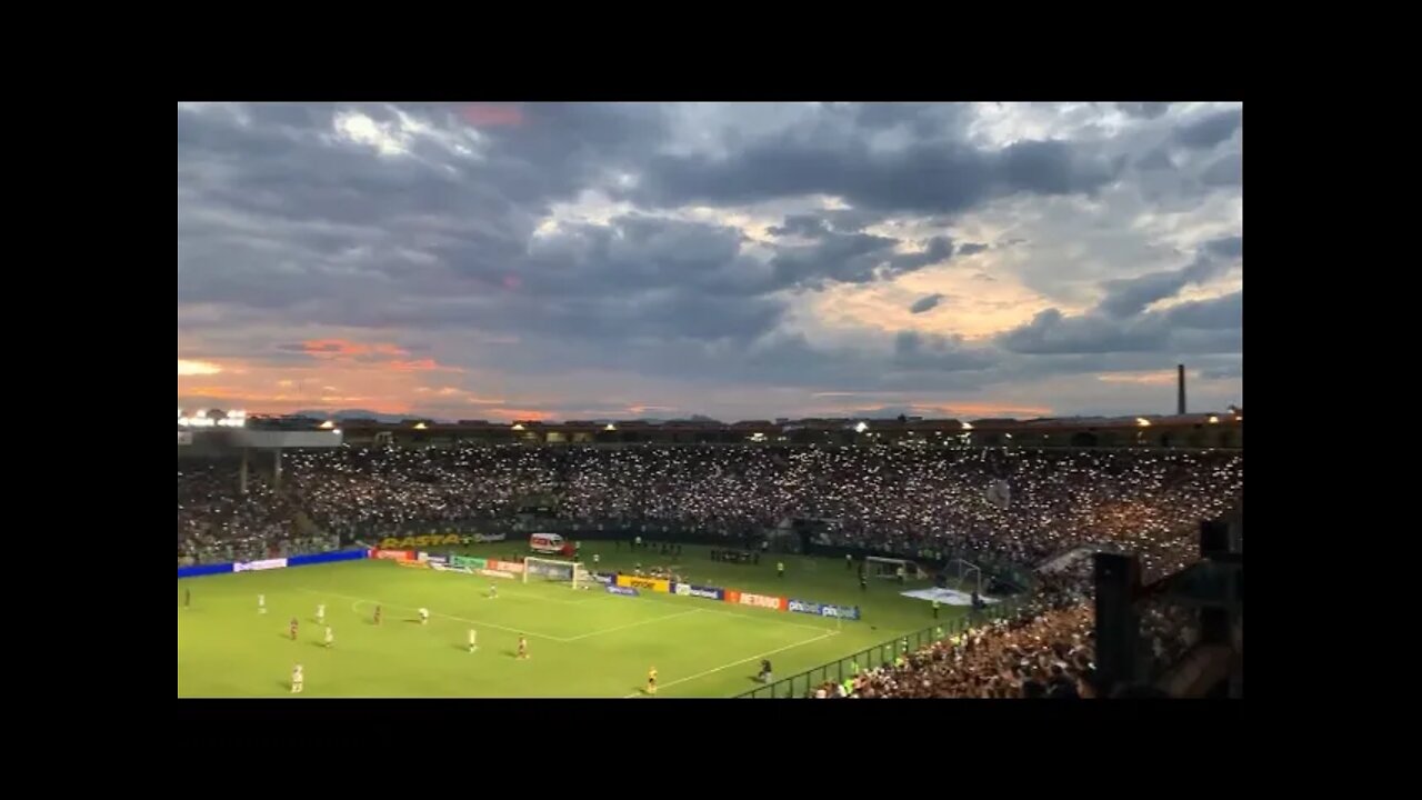 Torcida do Vasco levantando as lanternas para fazer a festa - Vasco 1x0 Bahia