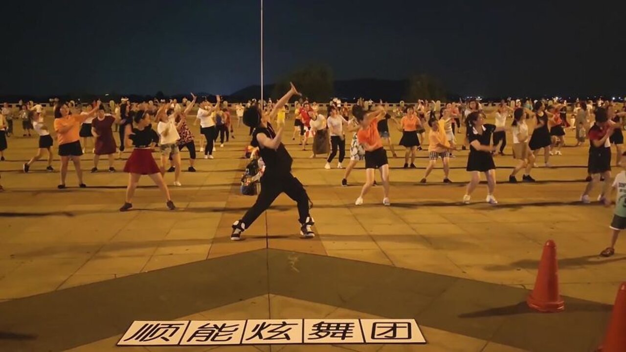 《感到幸福就拍拍手》我们来自不同的舞台 每人都有自己的精彩【順能炫舞團】