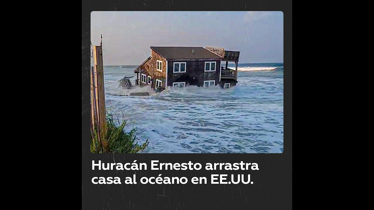 Casa en la costa es arrastrada al océano