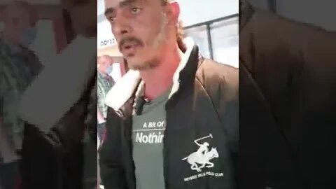 שוטר מטרידן ש"רק ממלא פקודות" נטפל לאזרח. הוא עצמו לא כיסה את האף כנדרש בתקנות הנאציות שהוא אוכף.