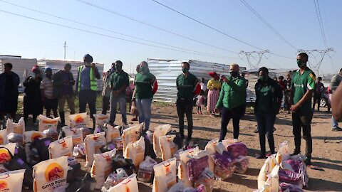 SOUTH AFRICA - Cape Town - Lulwazi and the Gift of The Givers Donating Food Parcels (Video) m (LZM)