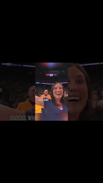 Steph Curry helped this fan win $5000 during a timeout 😳👏