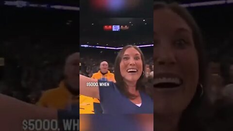 Steph Curry helped this fan win $5000 during a timeout 😳👏