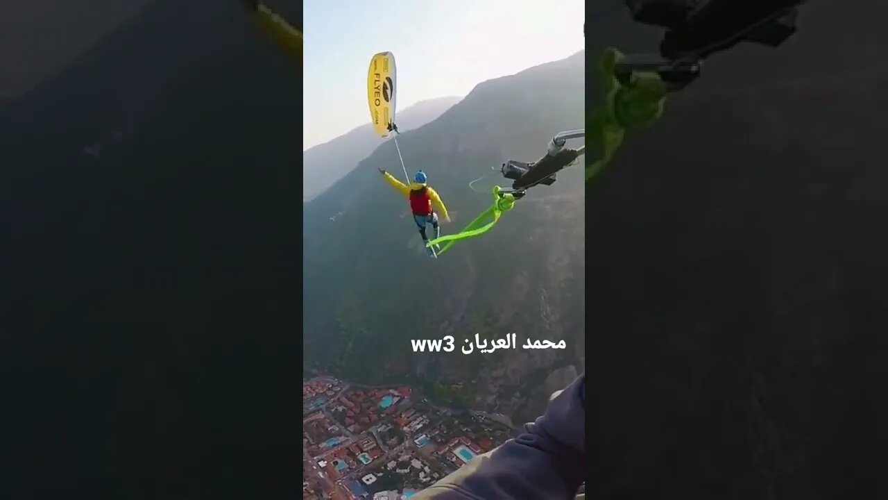 المشي على الحبل في الجو بين مظلتين براشوت #رياضة