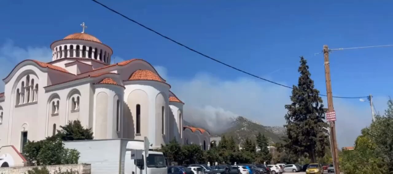 ⚡️ A fire in Greece has reached the seaside town of Nea Makri