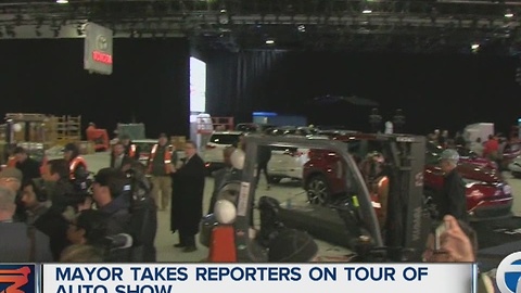 Mayor tour of auto show