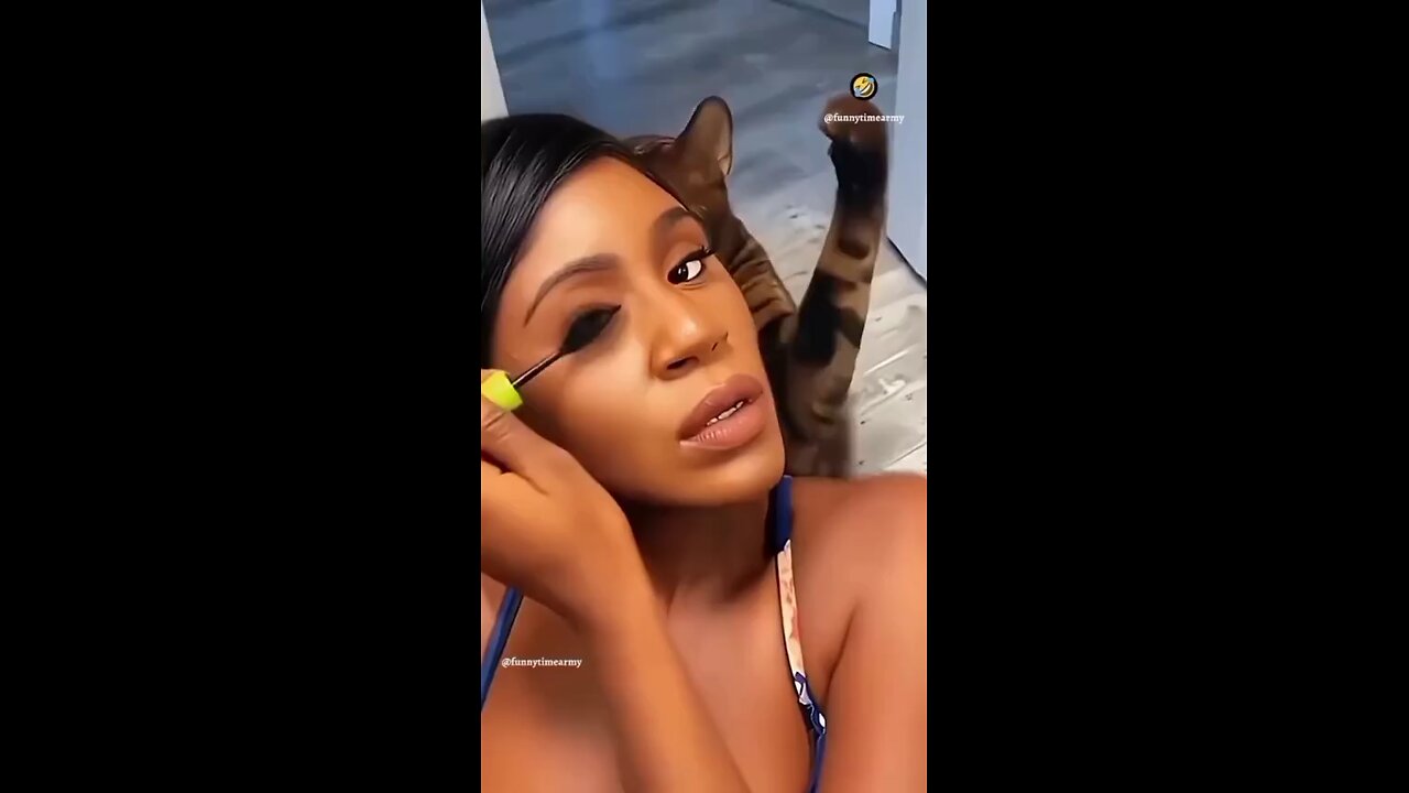 She got smacked by a catπππ