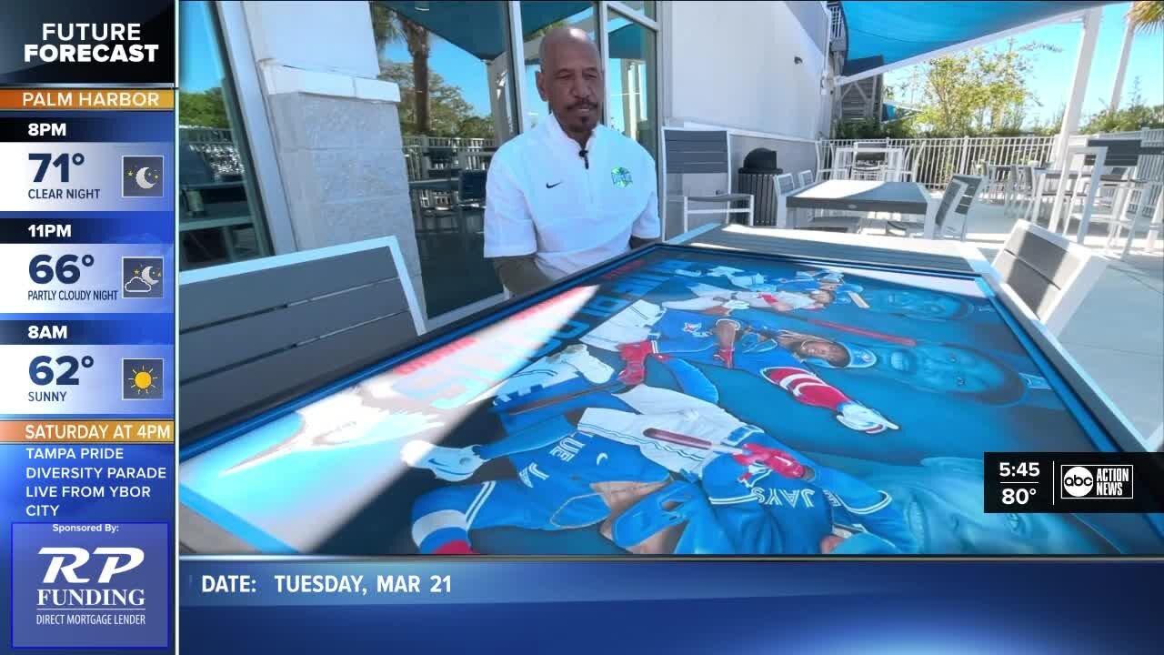 V. Wells presents artwork to Bichette, Blue Jays stars
