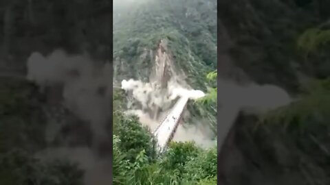 Fuerte derrumbe cerca del puente Kochi en Chamba, personas escaparon. Himachal Pradesh. India