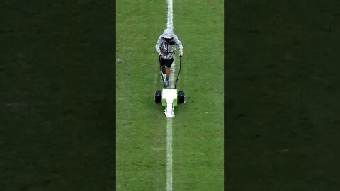 Veja como são pintadas as faixas do campo de futebol 😲😲😲