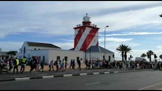 SOUTH AFRICA - Cape Town - The Big Walk (Video) (xYw)